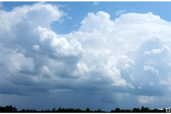 Awan Tebal Tutupi Sebagian Besar Langit Cirebon