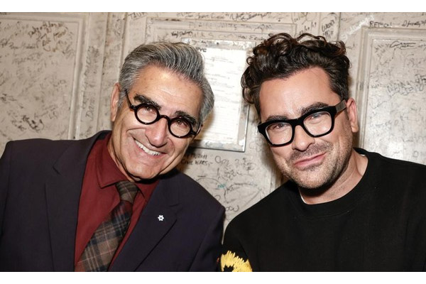 Eugene & Dan Levy Jadi Host Emmy Awards 2024